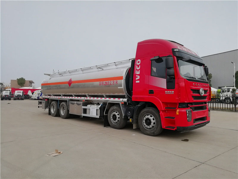 上汽紅巖29.7方前四后八鋁合金運油車，20噸運油車